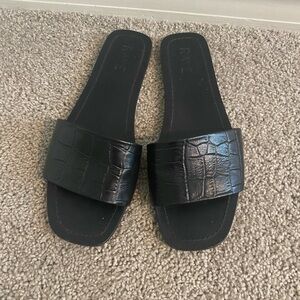 Raye Houston Black Croc-Embossed Slide Sandals Size 7.5